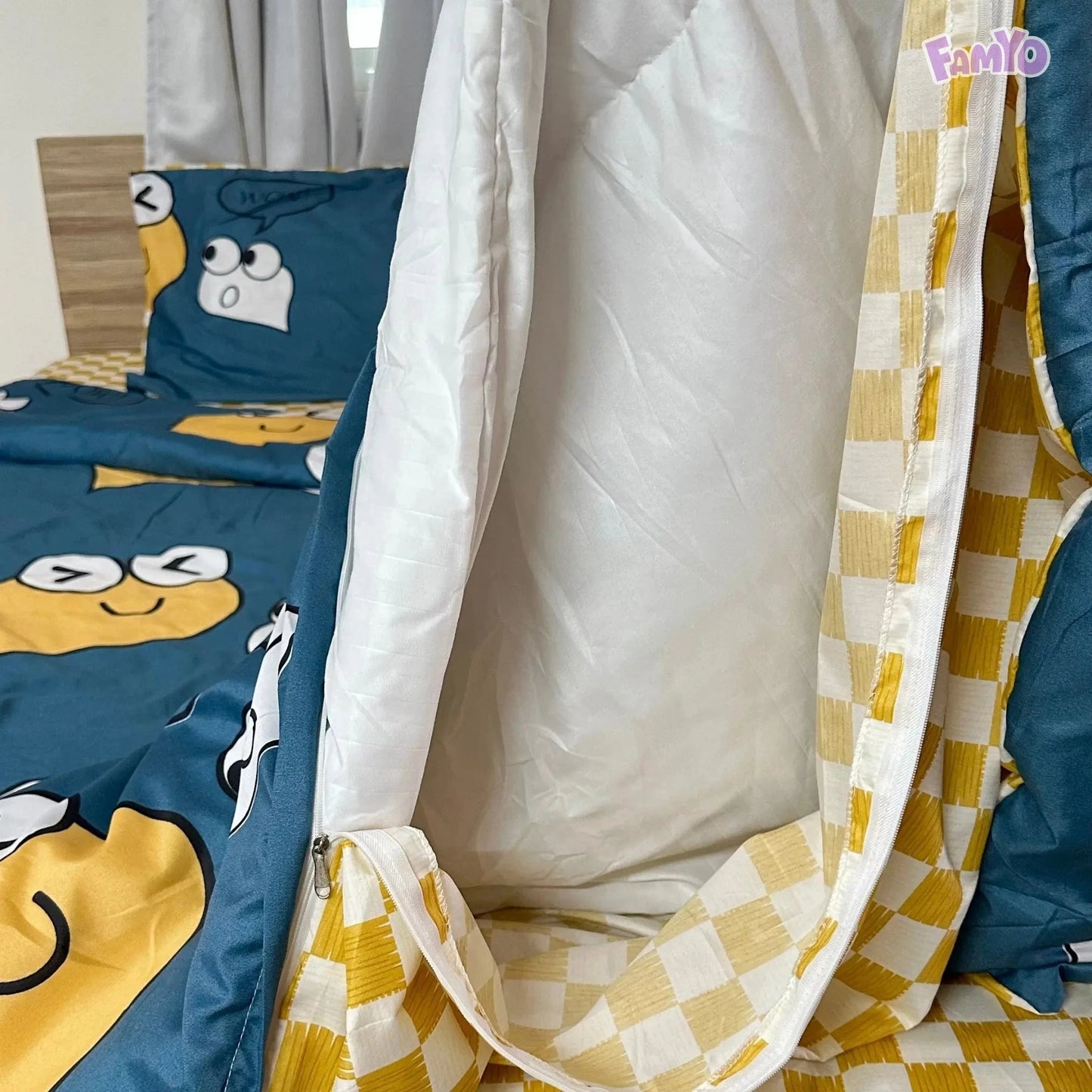 Zipped 4pc/5pc King Bedding Set- Comforter Cover, Fitted Bedsheet, 2 Pillow Covers, Comforter in Cute Smiles Famyo