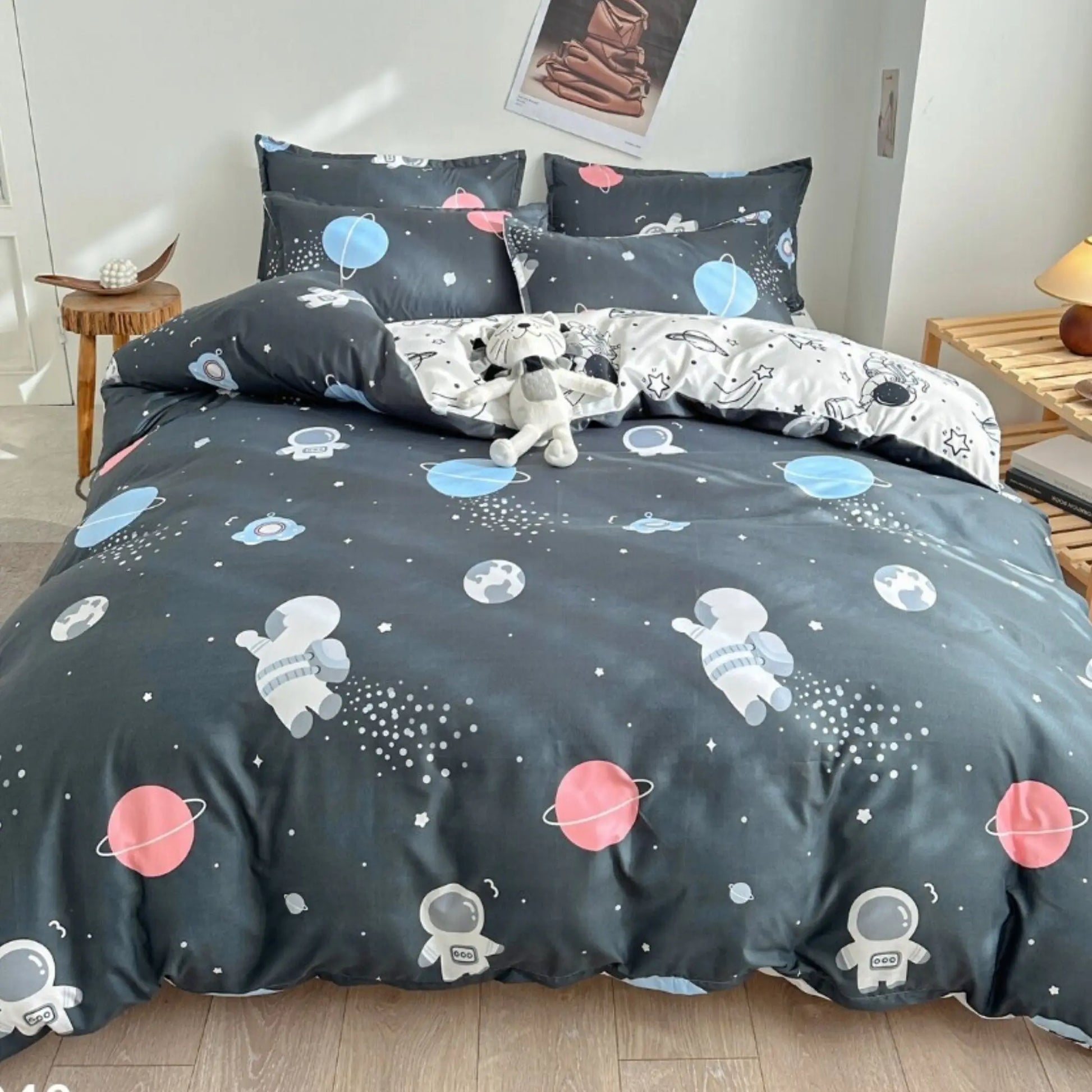 Famyo's Astronaut in Space Queen Size Bedding Set and comforter for Kids