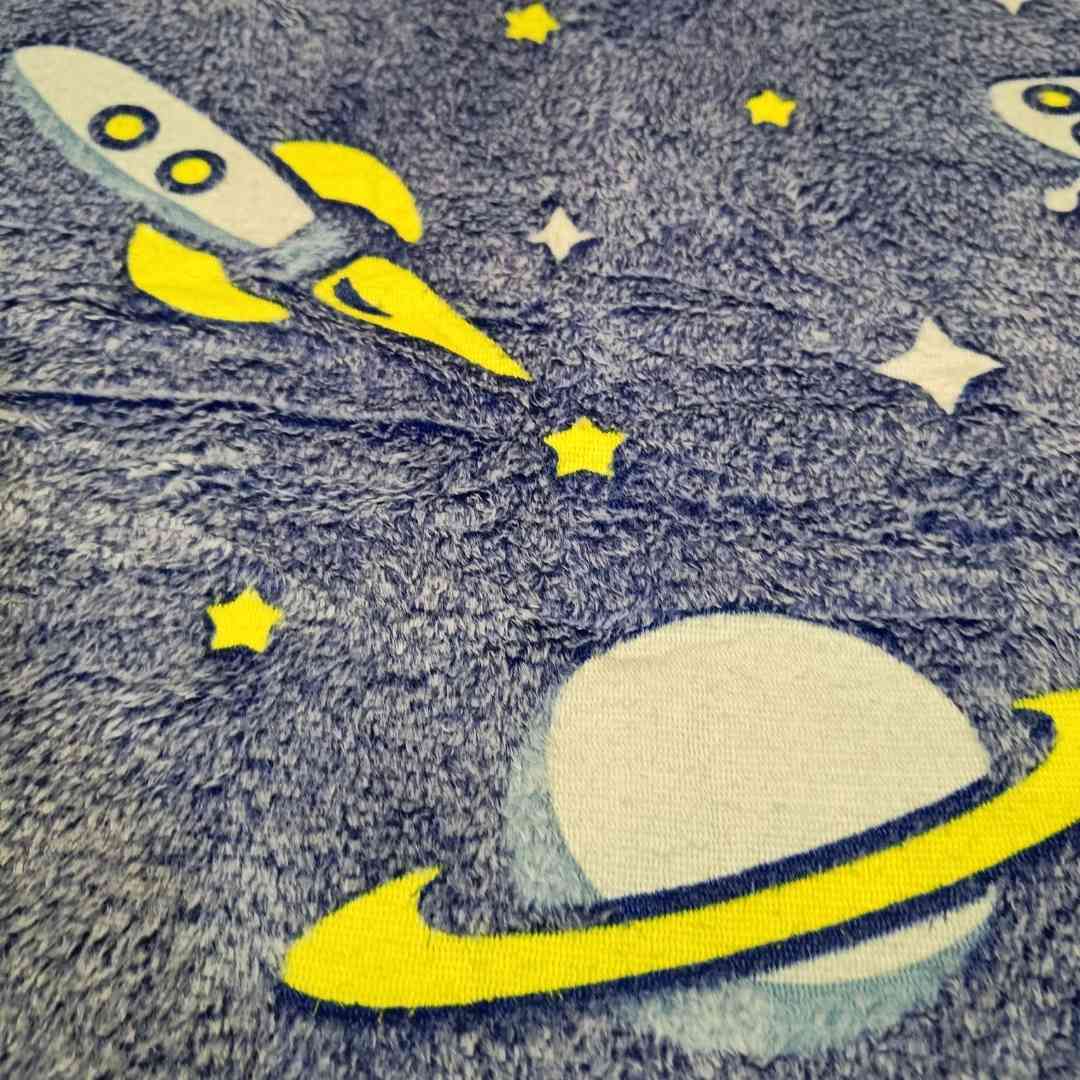 Famyo outer space blanket – astronaut print that glows for 0–15 year olds