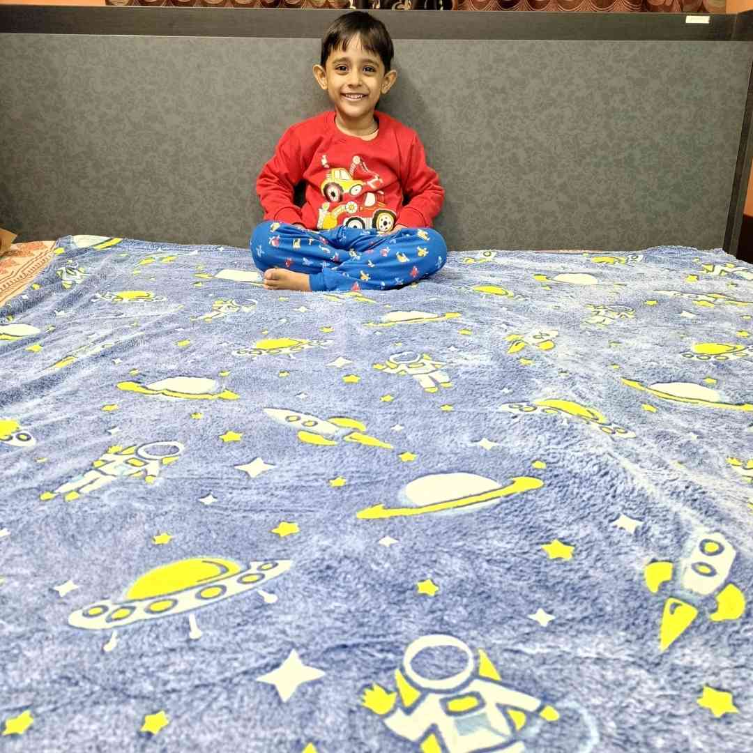 Kids space blanket – glowing astronaut print for dreamy bedtime