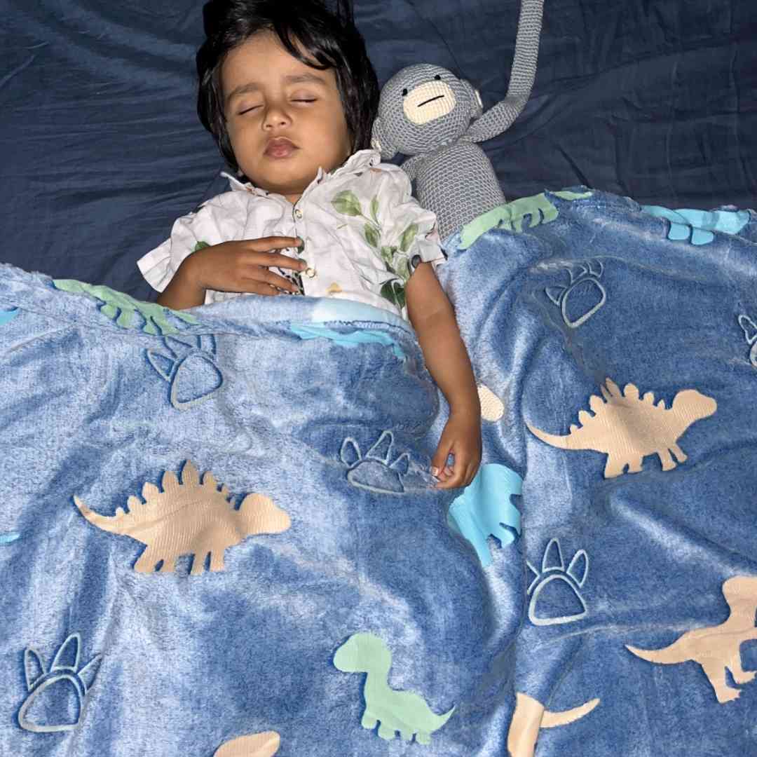 Famyo soft dinosaur blanket – large glow design for cozy nights
