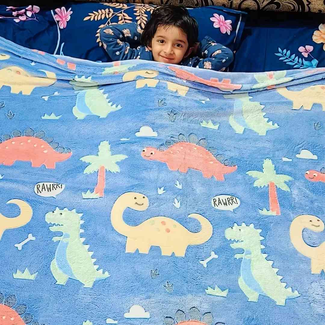Famyo glow blanket – blue dinosaur design with glowing stars for bedtime