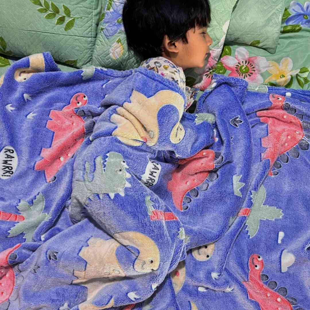 Famyo blue dinosaur blanket – ultra-soft with glow in the dark magic