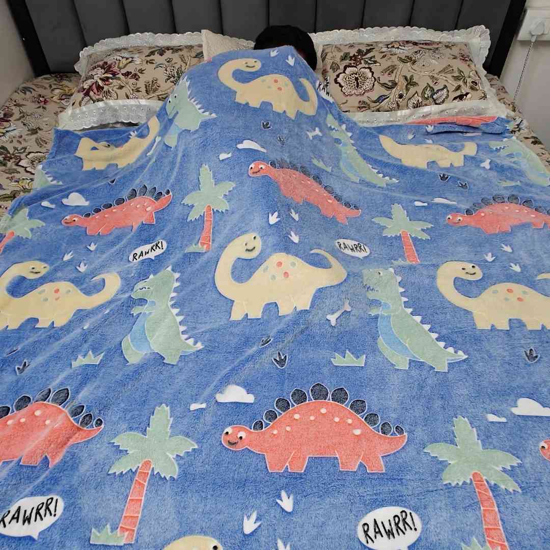 Famyo breathable glow blanket – blue dino print for ages 0–15