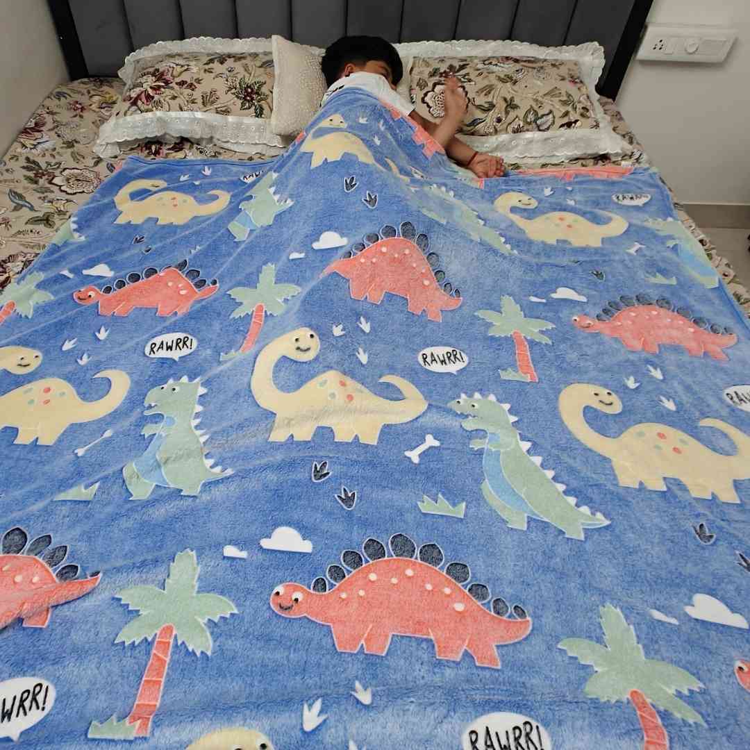 Queen-size kids blanket – blue dino print with glow in the dark stars