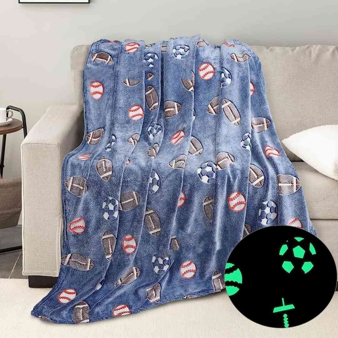 Famyo football glow blanket – breathable flannel with glow effect for boys’ room
