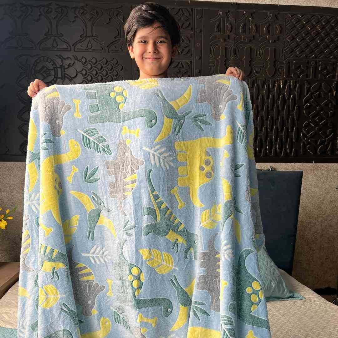 Kids dinosaur blanket – glow in the dark design in breathable microfiber