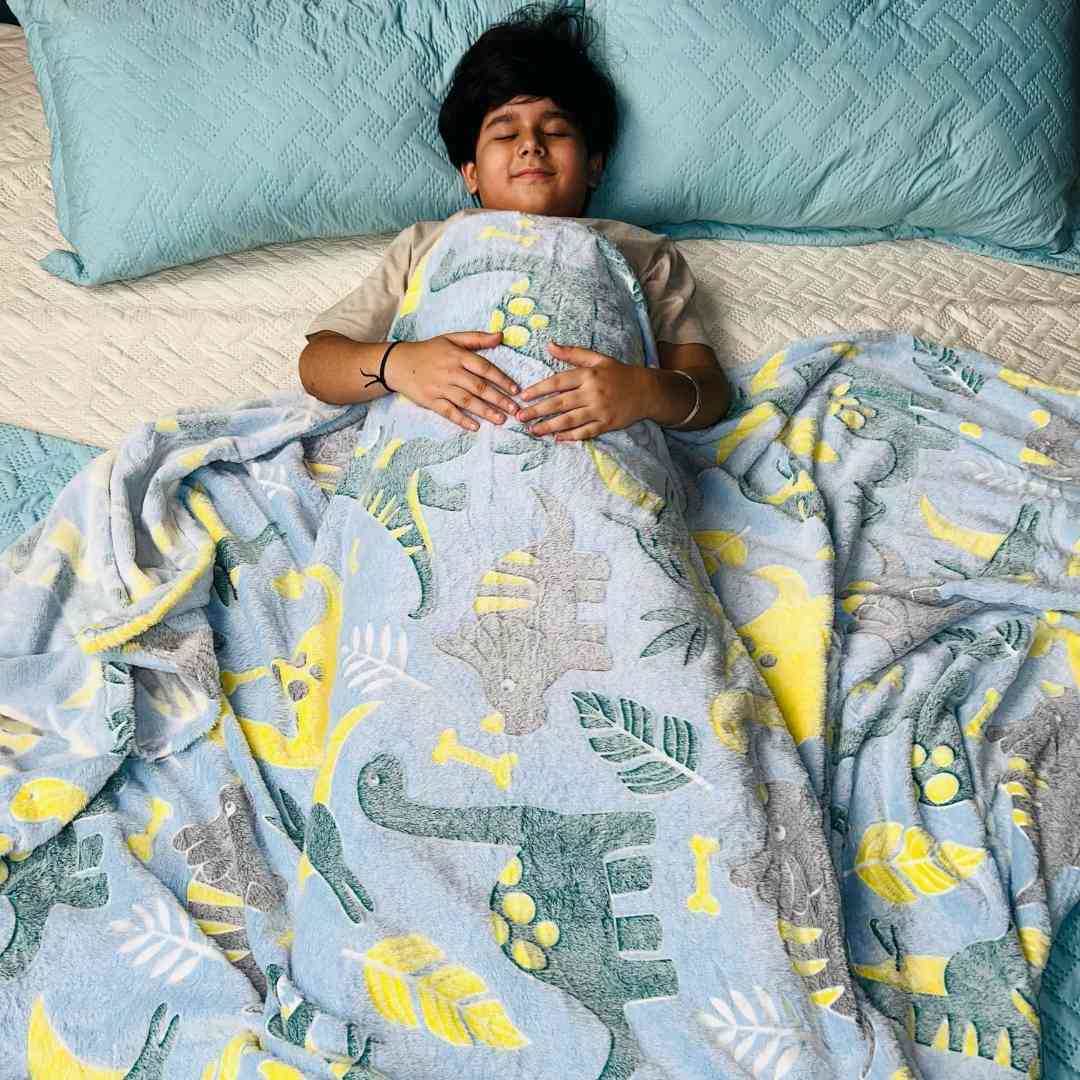 Kids glow blanket – green dino theme with stars that shine at night