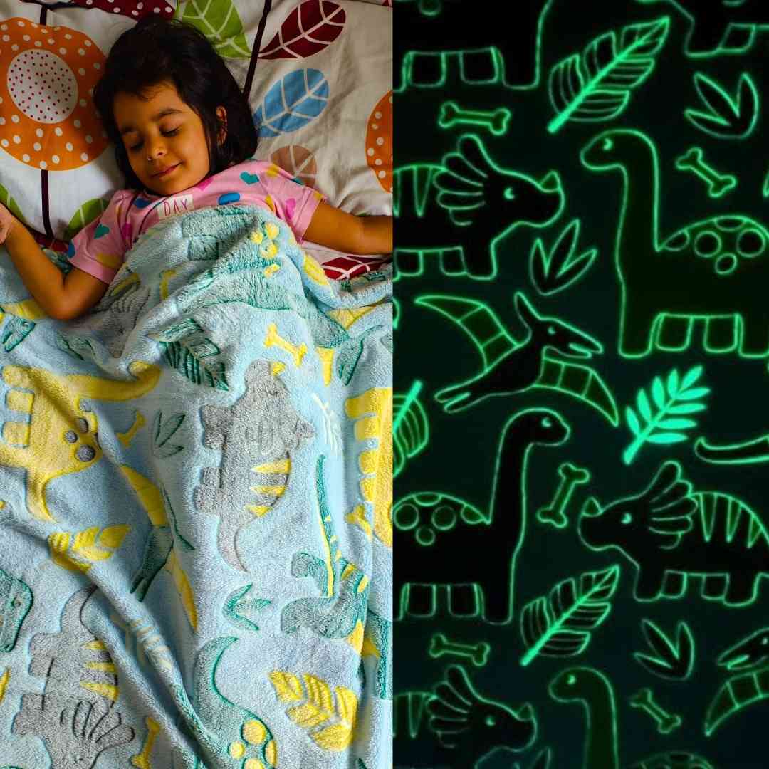 Kids AC blanket – dinosaur design with glow in dark stars by Famyo