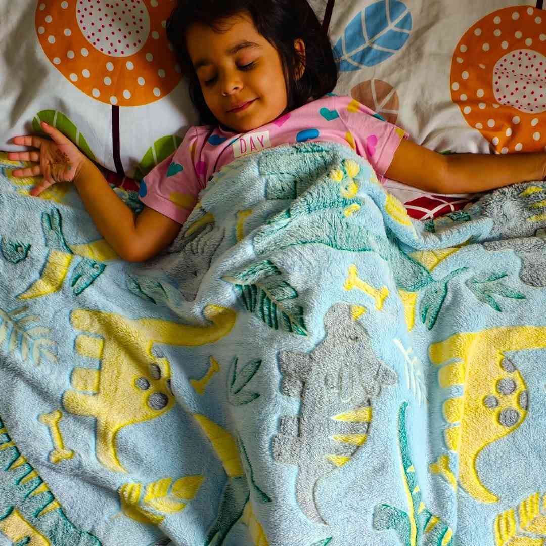 Queen-size dinosaur blanket – glow in dark stars for boys and girls