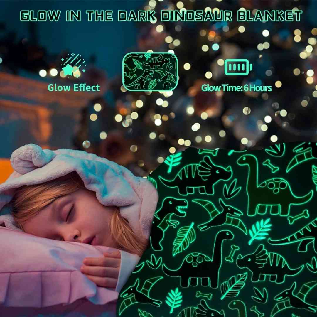 Famyo flannel kids blanket – green dinosaur theme with glowing accents