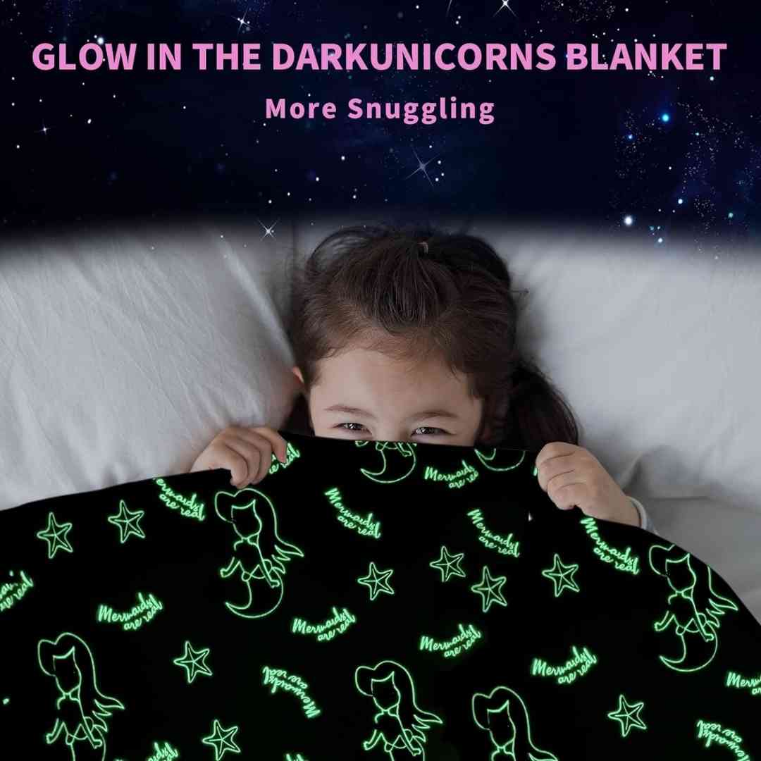 Famyo all-weather glow blanket – mermaid design with glowing accents for kids