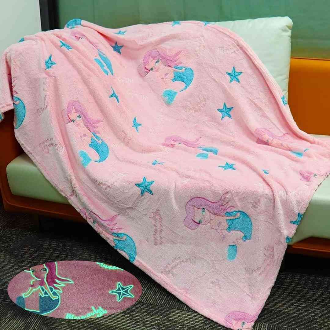 Famyo mermaid glow blanket – pink and aqua tones with glowing sea creatures