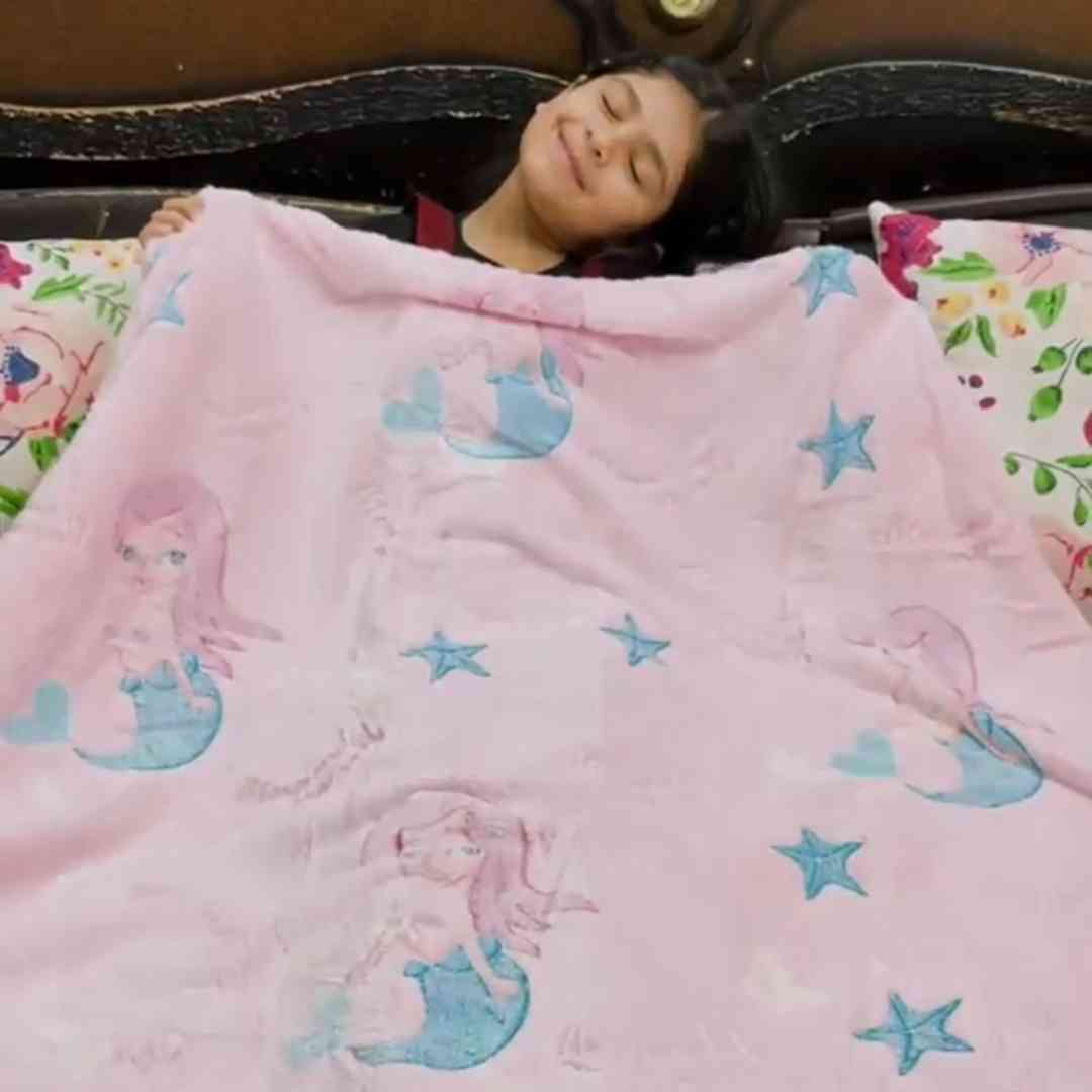 Queen-size glow blanket – soft mermaid print flannel for bedtime magic