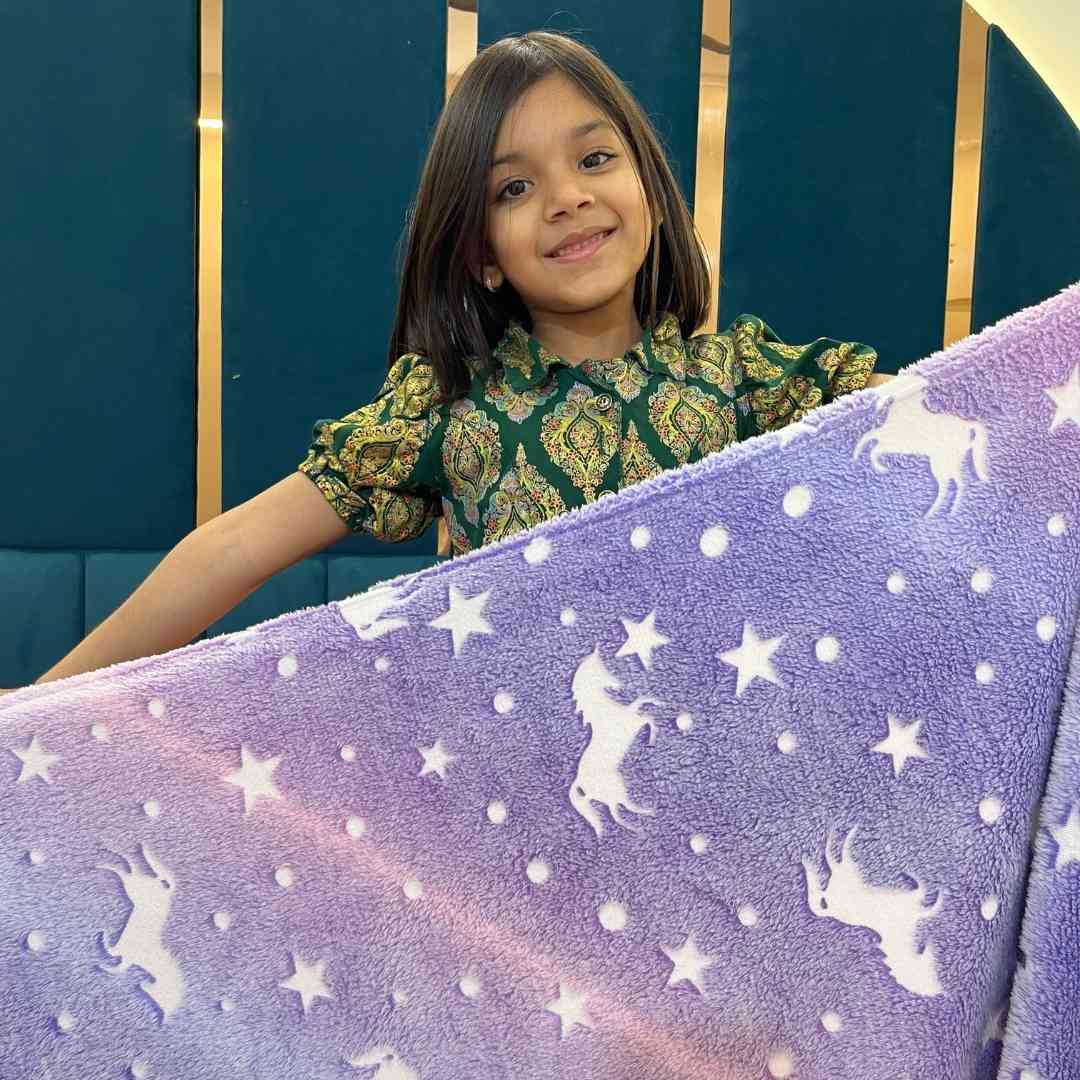 Queen-size kids blanket with unicorns – glow-in-the-dark by Famyo