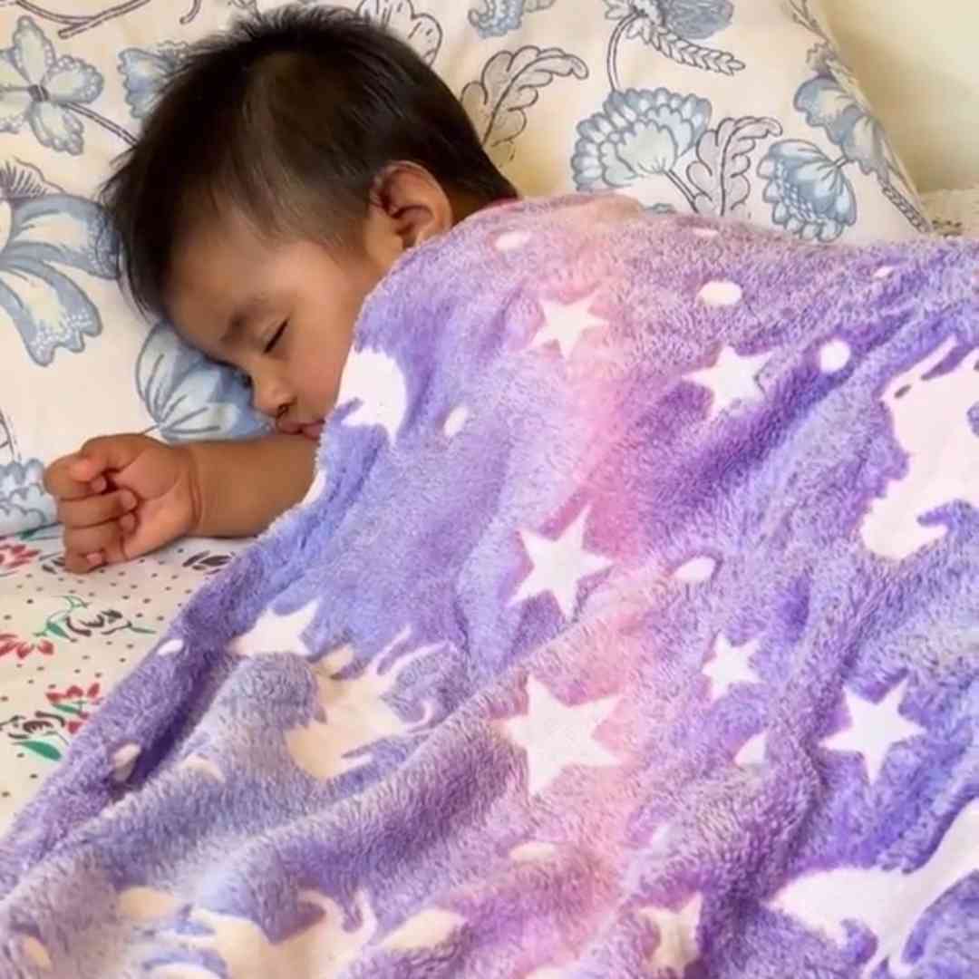 AC blanket for girls – glow in the dark unicorn magic by Famyo