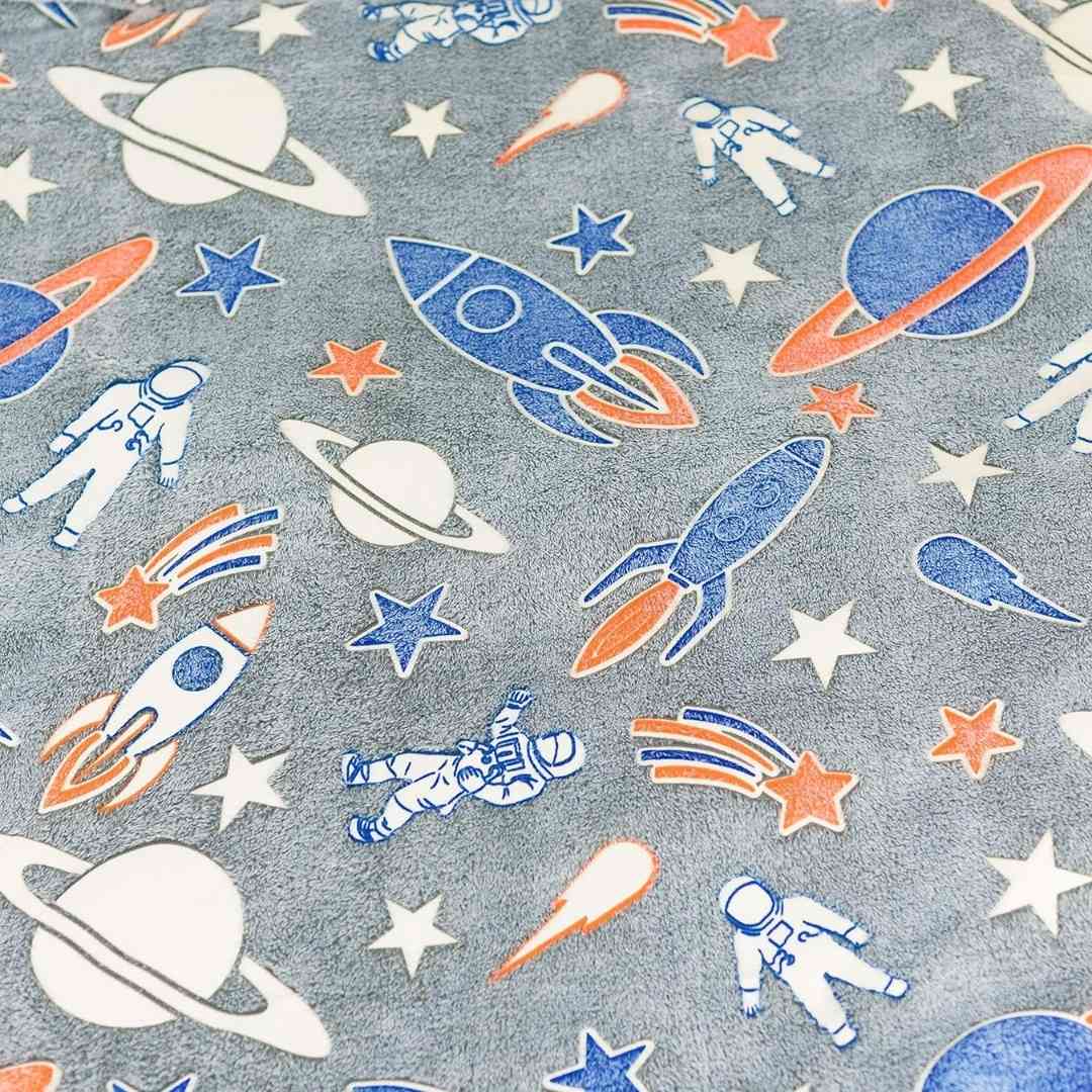 Soft spaceship blanket for children – flannel fabric and glowing night sky theme