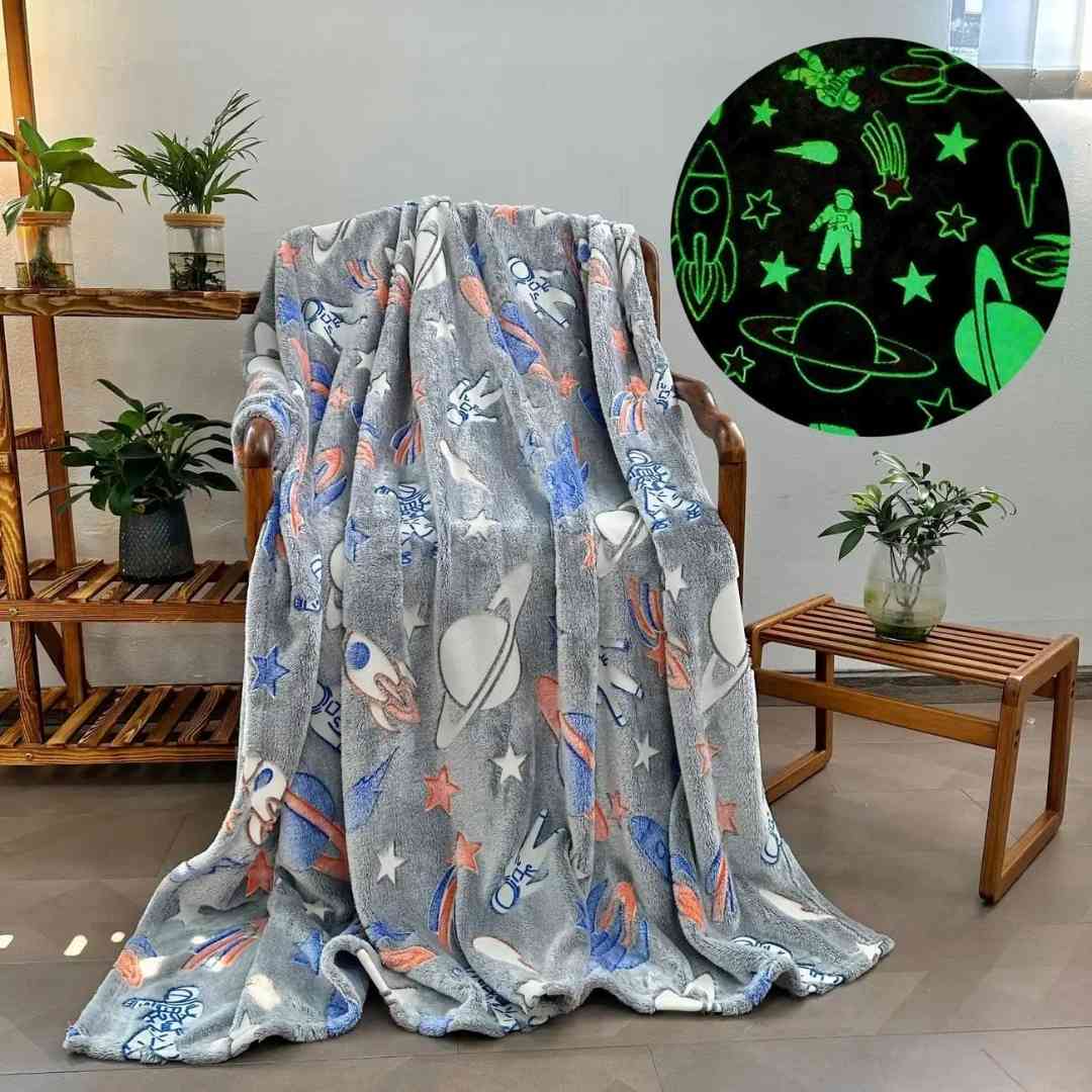 Famyo space-themed blanket – 200x152 cm glow blanket for imaginative kids