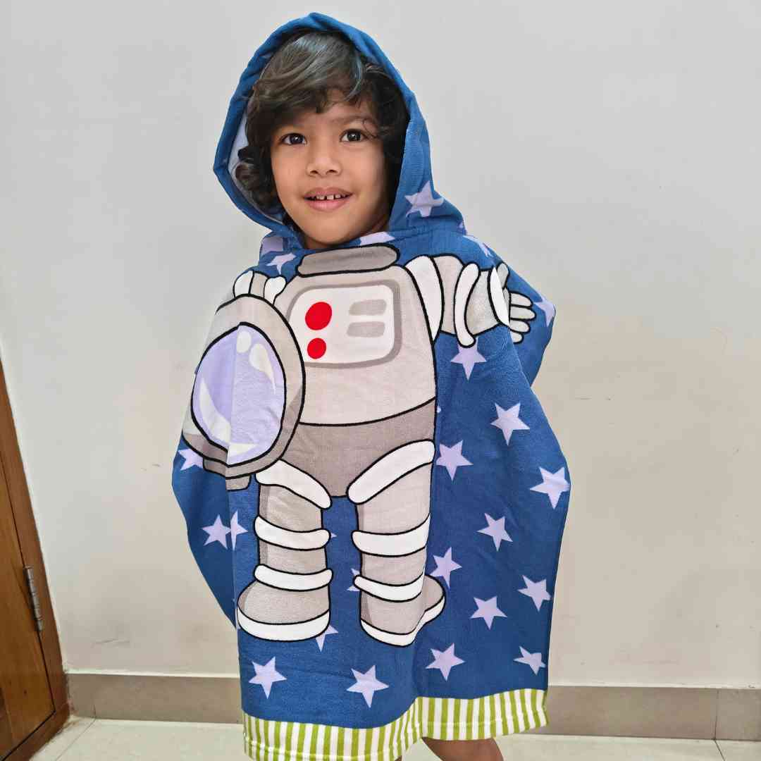 Hooded bath towel for baby boys with astronaut character, 60x60 cm
