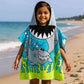Child wearing Famyo Cute Shark poncho towel for kids, ages 1–7 years. Quick-drying microfiber hooded bath towel with playful shark design, ideal for bath, beach, or pool.